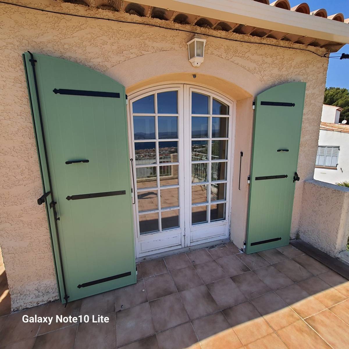 Volets battants à Marseille : Conseils, pose et installation