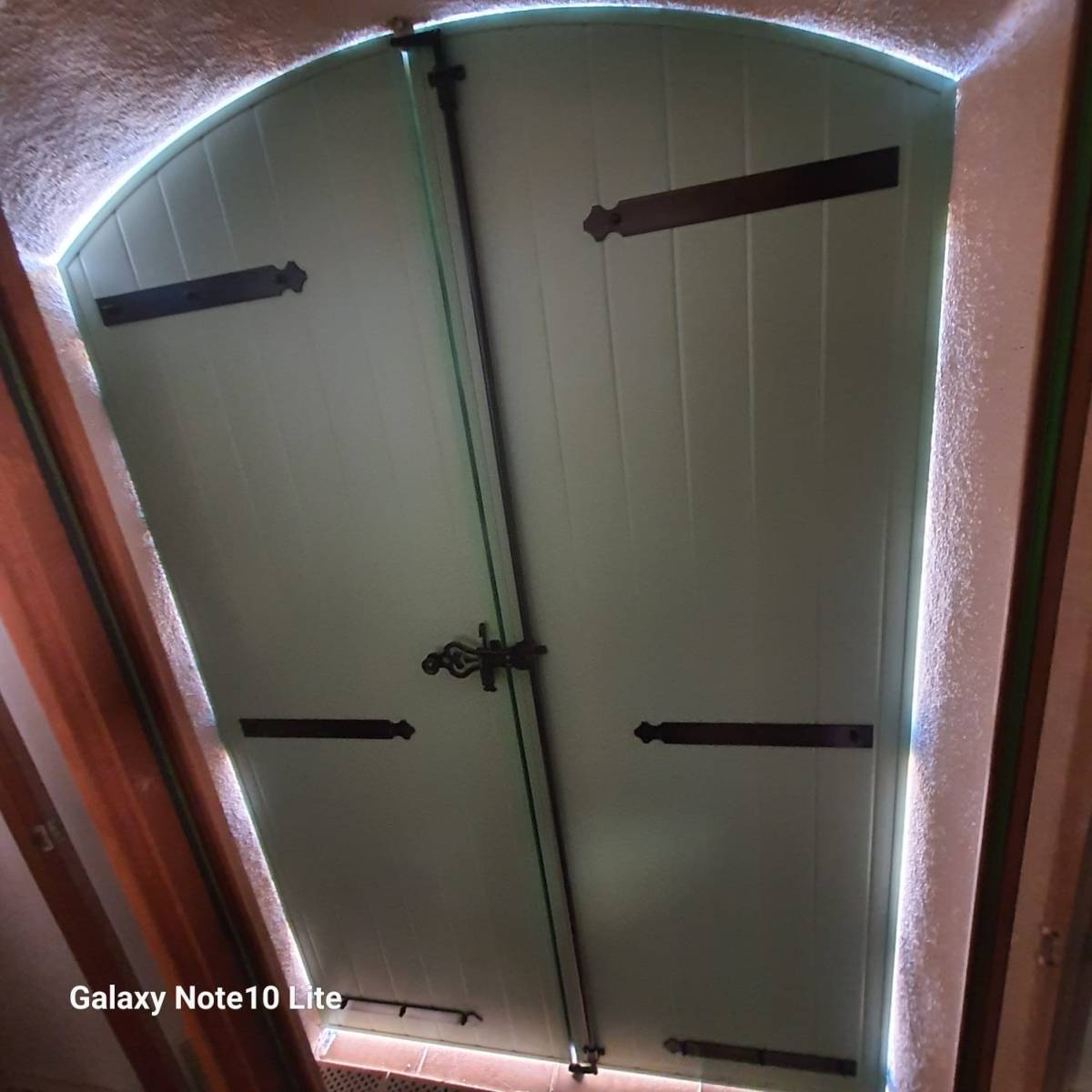 Volets battants en aluminium à lames verticales, pose en rénovation ou en neuf à la Ciotat 13260 et ses alentours.