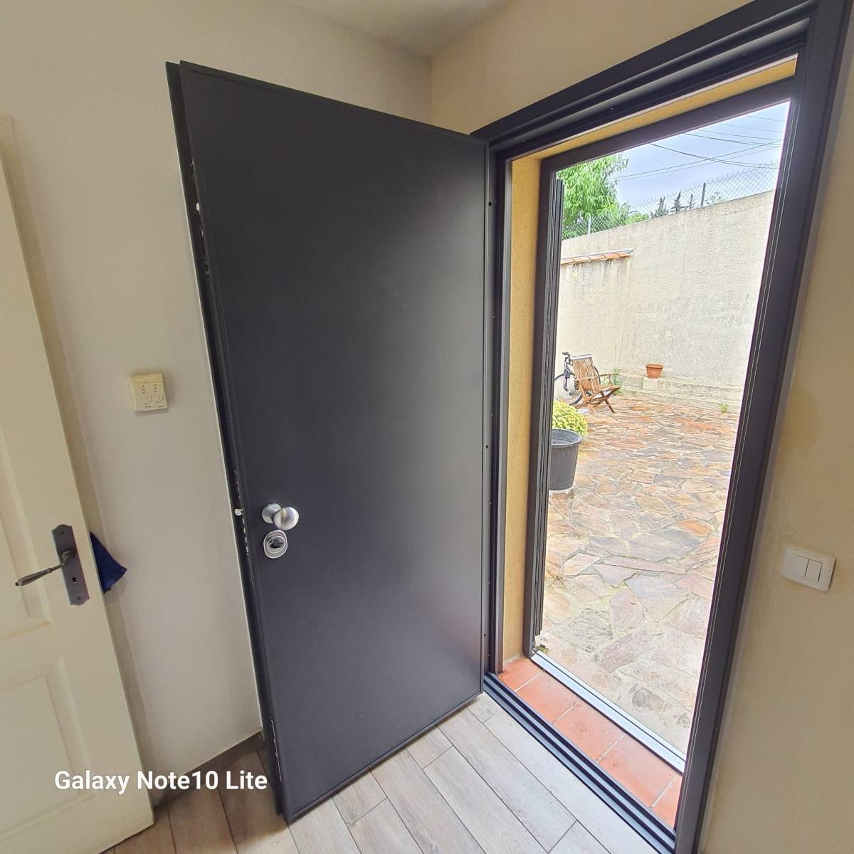 Double porte sur mesure gris anthracite avec protection vitrée à Marseille 13012 St Barnabé