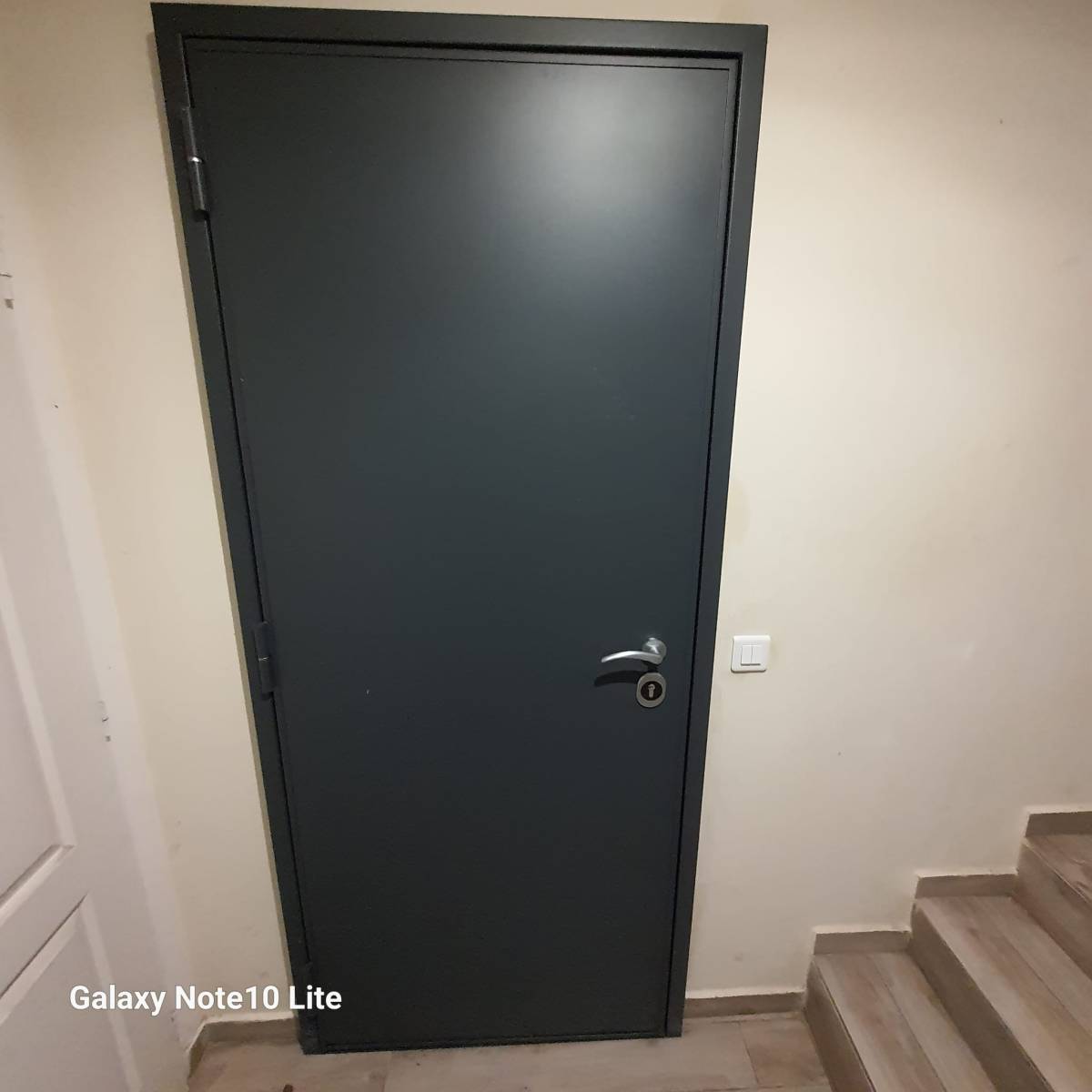 double porte d'entrée à Marseille 13012 St Barnabé, sur-mesure, en aluminium gris anthracite avec porte vitrée de protection et double vitrage anti-effraction. 