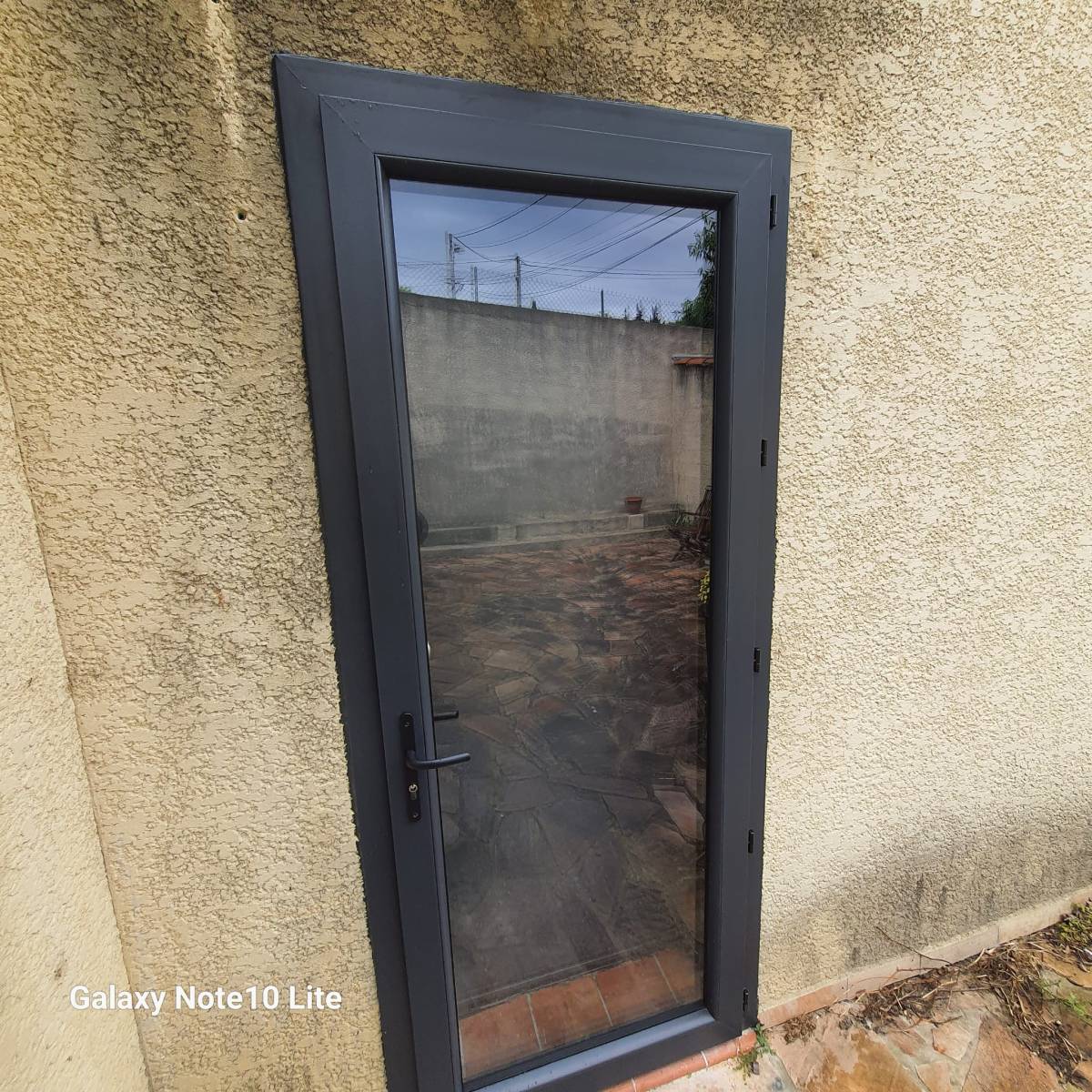 Double porte sur mesure gris anthracite avec protection vitrée à Marseille 13012 St Barnabé