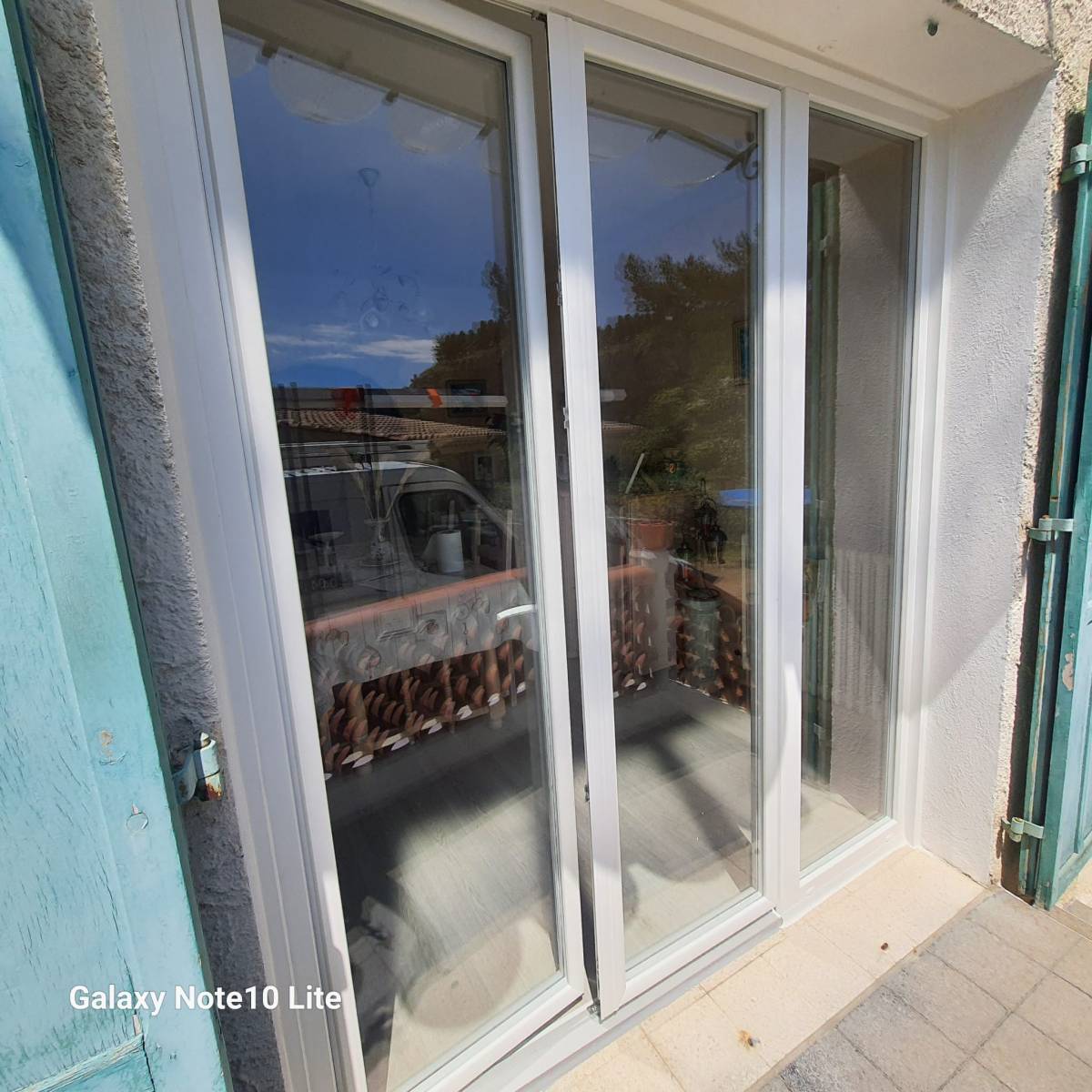 Installation de portes-fenêtres en PVC par un spécialiste de la menuiserie sur Marseille 13010 pour de la rénovation