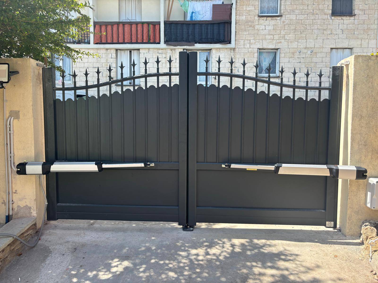 Portail alu RAL 7016 bras motorisés vue int