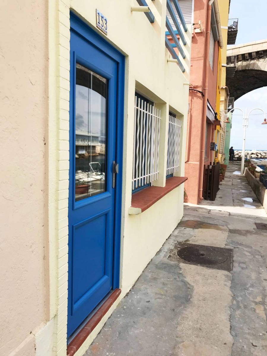 Porte d'entrée de qualité en aluminium avec double vitrage de la marque BeL'M sur Marseille posé par Grand Sud Habitat