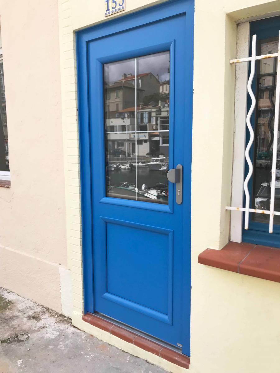 Porte d'entrée de qualité en aluminium avec double vitrage de la marque BeL'M sur Marseille