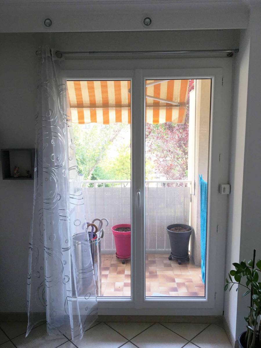 Fenêtre en PVC bi-coloration Acajou et blanc posée par votre spécialiste de la menuiserie Grand Sud Habitat au meilleur prix posé sur Marseille et ses alentours