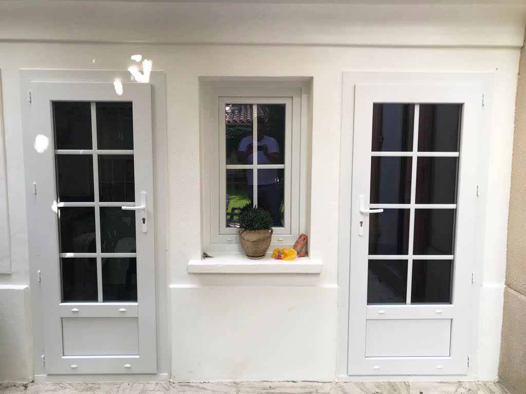 Porte PVC vitrée avec petit bois sur mesure posée par votre spécialiste Grand Sud Habitat sur Marseille