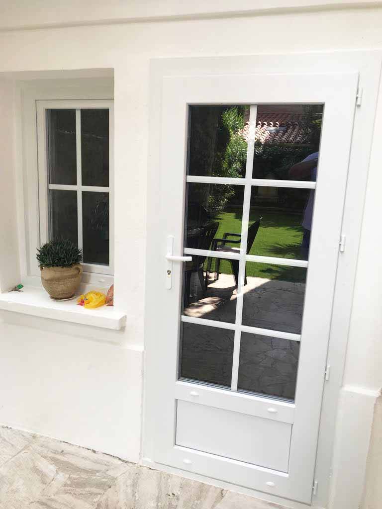 Porte PVC vitrée avec petit bois sur mesure posée par votre spécialiste Grand Sud Habitat sur Marseille et ses alentours au meilleur prix