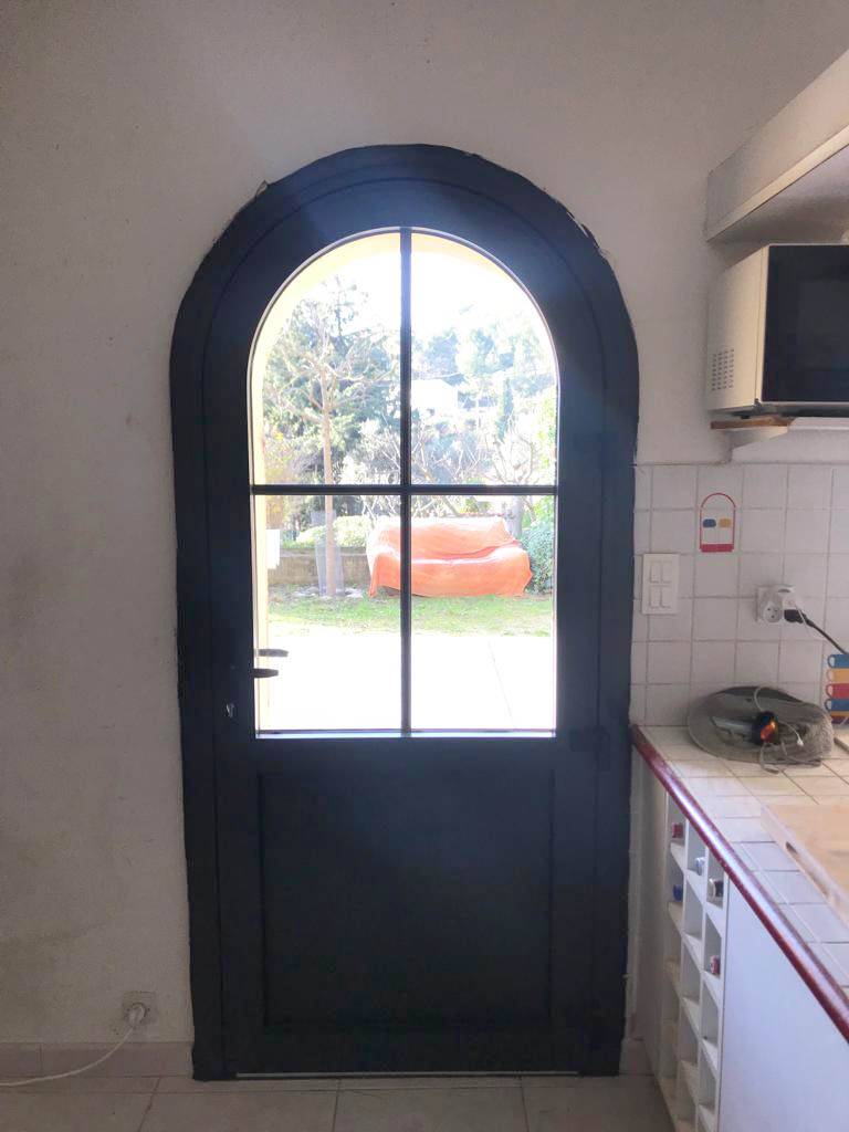 Acheter une porte-fenêtre cintrée en aluminium Grand Sud Habitat dans les Bouches-du-Rhône