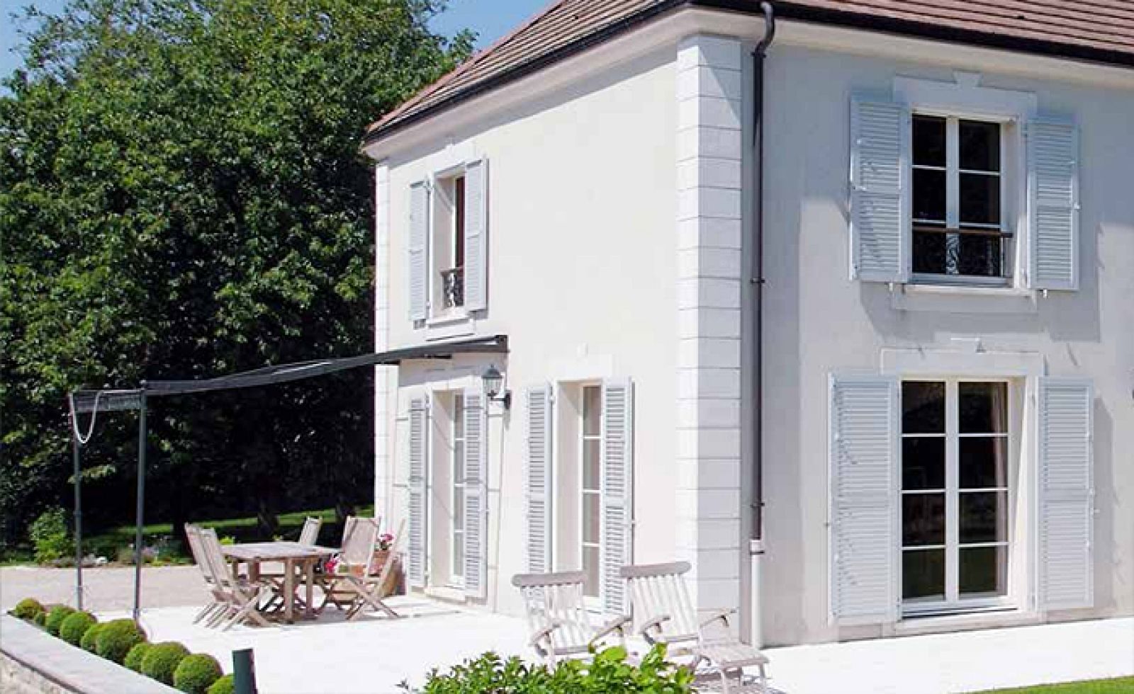 Volet battant en PVC rigide en différents coloris posé par votre spécialiste Grand Sud Habitat