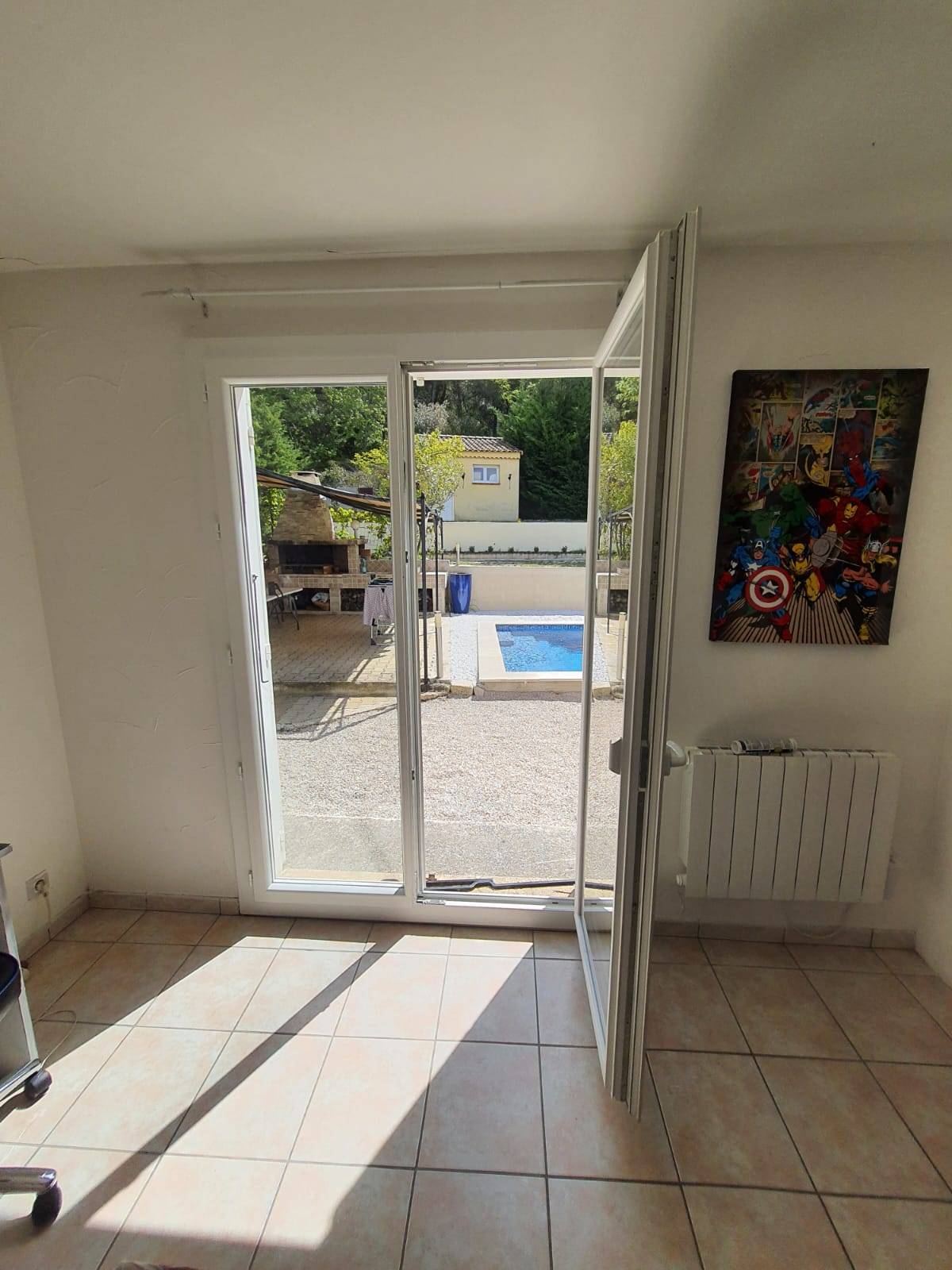 Choix d'une fenêtre ouvrant à la française blanche en PVC pour une maison à Cassis 13260 près de Marseille