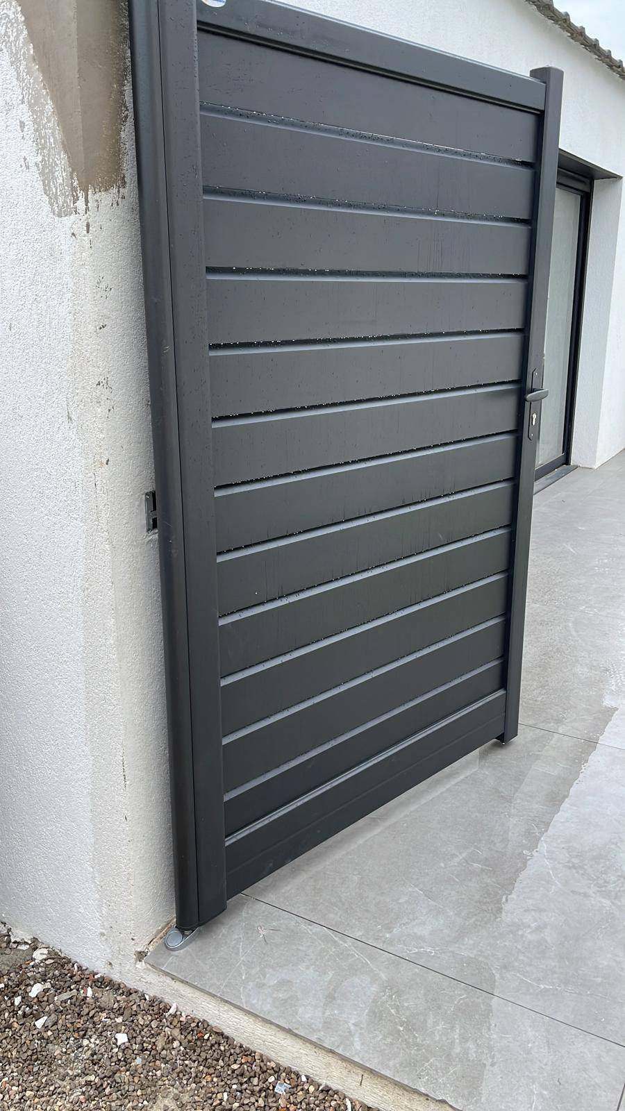 Portillon gris en aluminium pour l'entrée d'une maison située à Aix en Provence près de Marseille