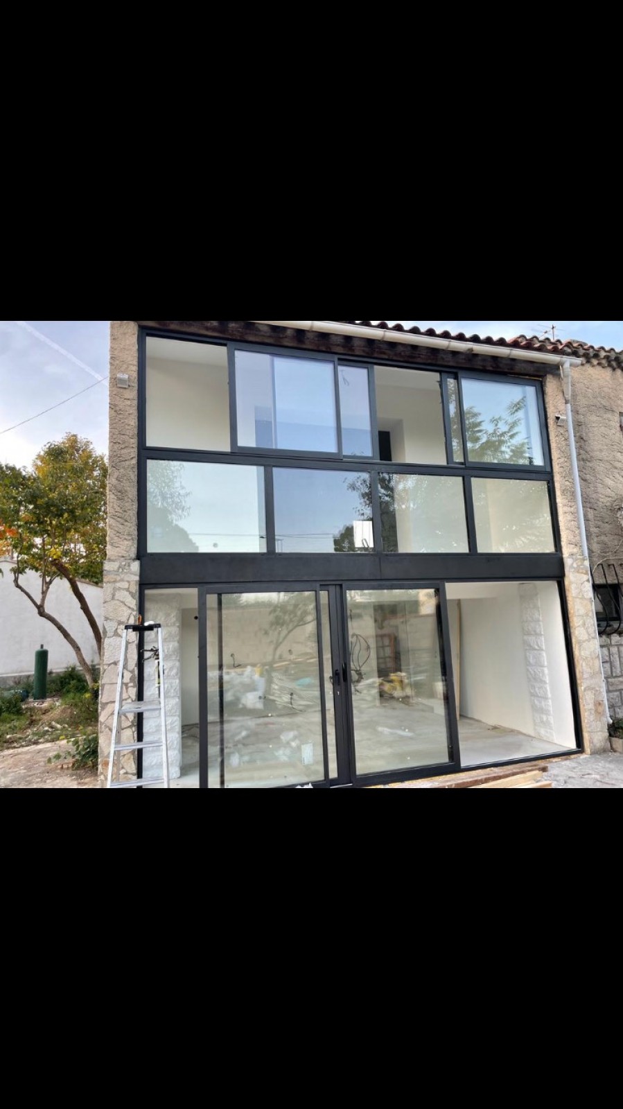 Fourniture et pose d’une façade vitrée de marque SCHUCO avec structure aluminium à Cassis 13600