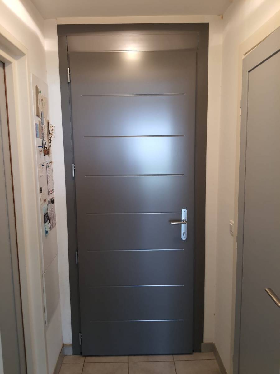 Installer une porte d'entrée en acier modèle Equation gris 7016 satiné pour une maison à La Ciotat 13600