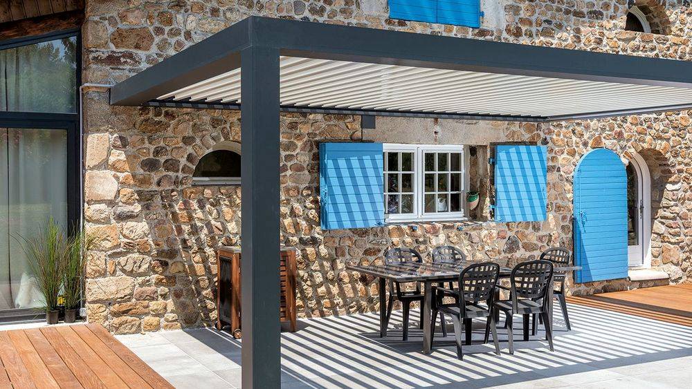 Quels sont les avantages d'une pergola bioclimatique à lames orientables ?