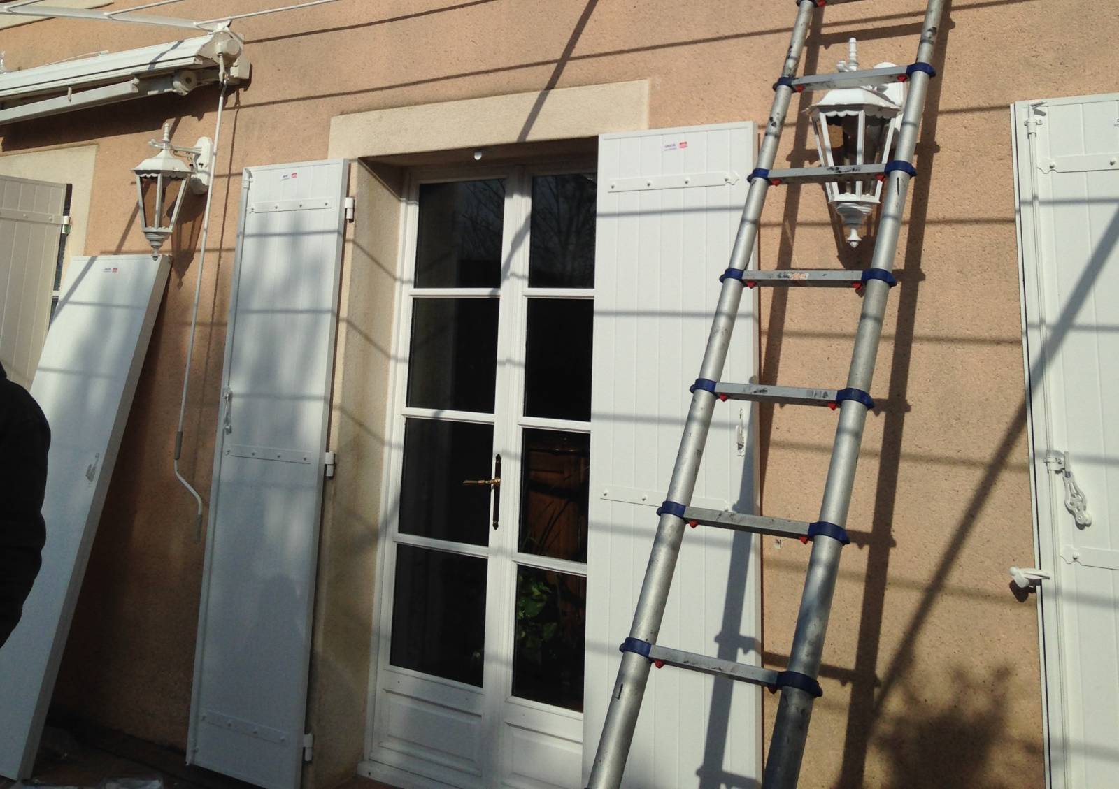 Volets battants en aluminium blanc 27mm sur mesure posé par votre spécialiste Grand Sud Habitat