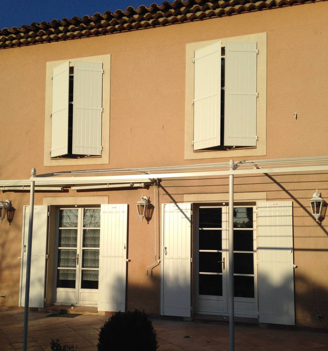 Volets battants en aluminium blanc 27mm au meilleur prix posé par votre spécialiste Grand Sud Habitat