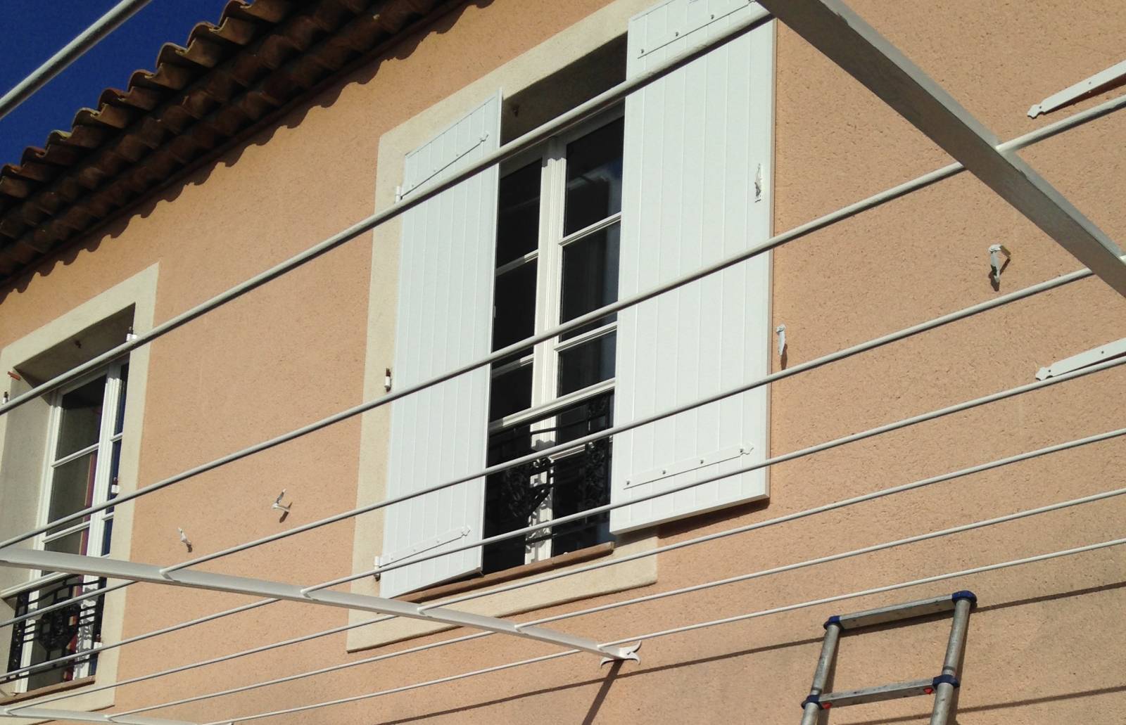 Volets battants en aluminium blanc 27mm posé par votre spécialiste Grand Sud Habitat