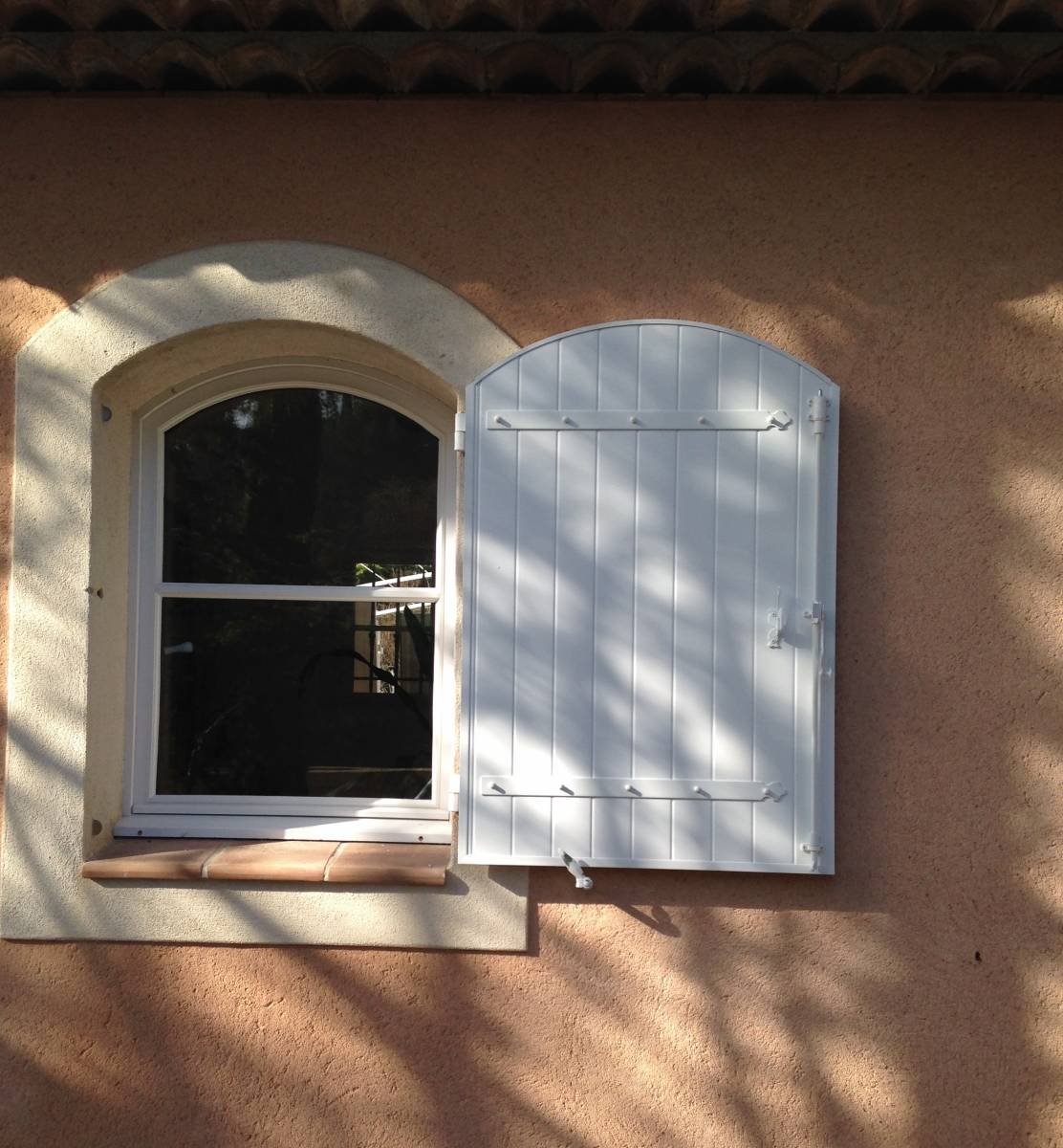 Volets battants cintrés en aluminium, adaptable à vos ouvertures sur Marseille