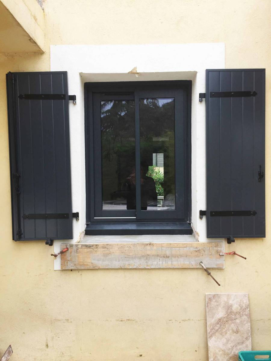 Volets battants en aluminium isolés couleur gris anthracite posé sur Marseille par Grand Sud Habitat