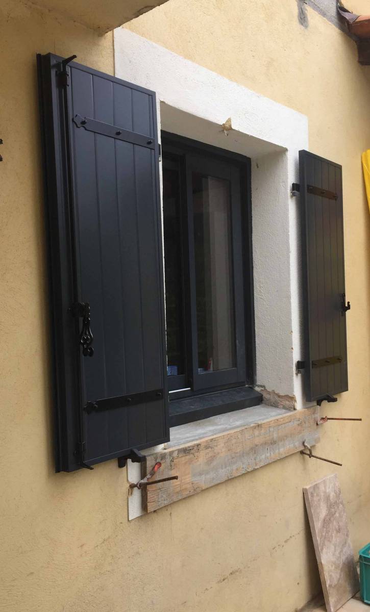 Volets battants en aluminium isolés couleur gris anthracite posé sur Marseille par Grand Sud Habitat au meilleur prix