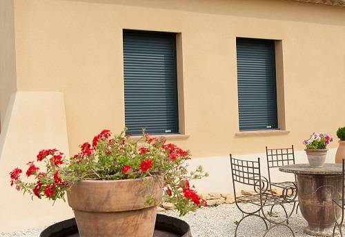 Pose de volets roulants en aluminium sur mesure posés par Grand Sud Habitat sur Marseille au meilleur prix