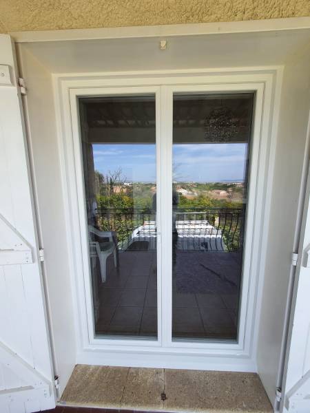 Pose d'une fenêtre en PVC pour une maison à Marseille dans le 13007 Les Catalans