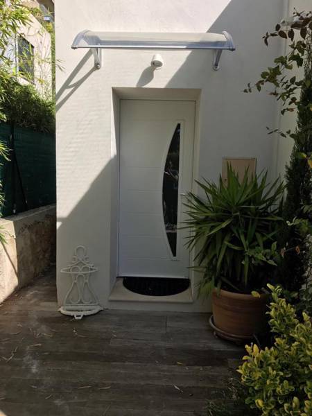 Comment valoriser un logement à La Ciotat 13600 avec une porte d’entrée vitrée design BEL’M ?