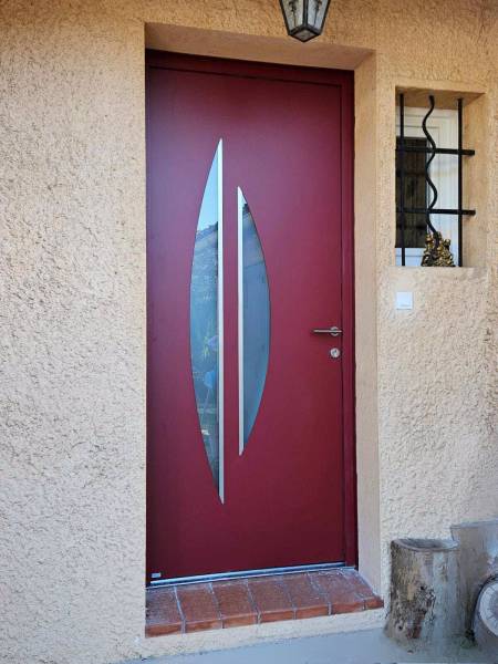 La porte d'entrée vitrée Siva rouge 3004 texturé, un design sobre et épuré au vitrage sablé affleurant à Marseille 13007