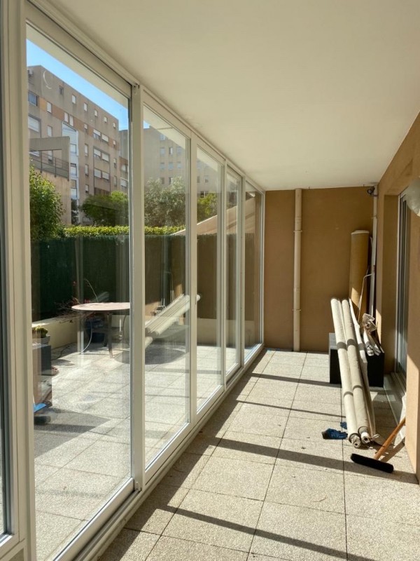 Pose de baies coulissantes en aluminium blanc pour fermeture de terrasse à Marseille 13011