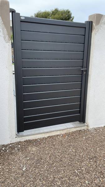 Portillon gris en aluminium pour l'entrée d'une maison située à Aix en Provence près de Marseille