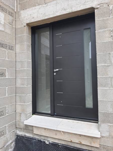 Pose en neuf d'une porte d'entrée en acier Abscisse-Evo noir 2100 texturé , dans une villa en construction à Marseille 13012 La Valentine