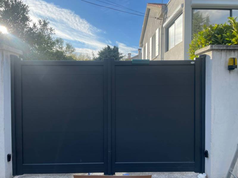 Réalisation d'un portail électrique battant deux vantaux et d'un portillon assorti en alu gris RAL 7016 à Marignane 13700