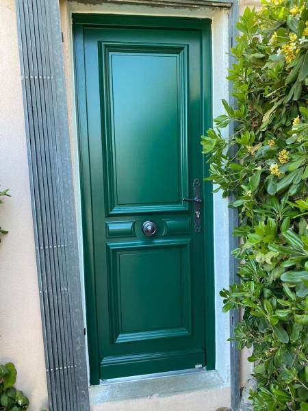 Pose d'une porte en bois Avoriaz, pleine sans vitrage, de marque Bel'm installée à Marseille 13009 par Grand Sud Habitat