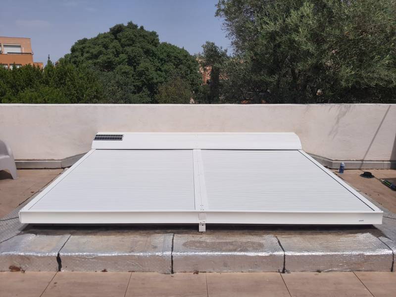 Installation de fenêtre de toit et volet roulant solaire dans une salle de bain à Marseille 13009 Michelet