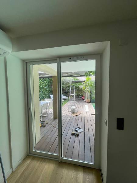 Remplacement et pose de baie vitrée coulissante en alu à Marseille Le Redon 13009