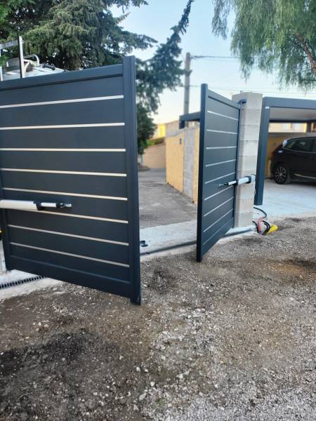 Faire installer un portail double battant motorisé gris anthracite RAL 7016 à Marseille les Camoins 13011
