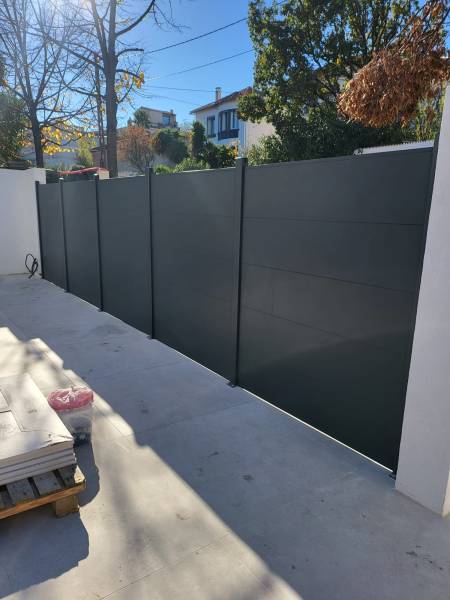 Pose d'une clôture en PVC pas chère à Marseille 13010 la Capelette