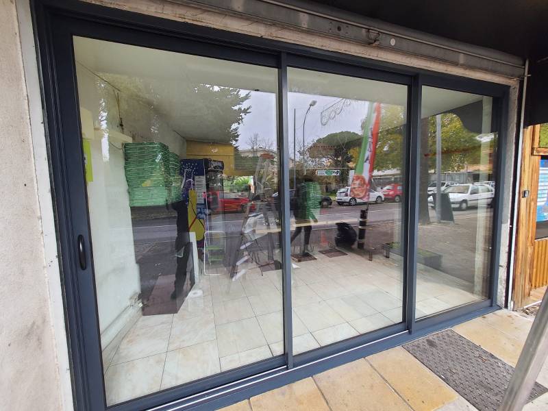 Réalisation d'une devanture sur mesure 3 vantaux pour une Pizzeria à Sanary-sur-Mer 83110
