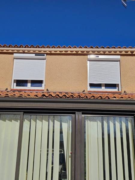 Installation de volet roulant solaire par des professionnels de la menuiserie à Aubagne