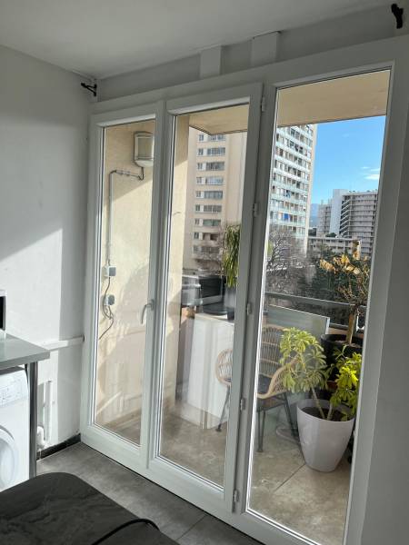 PORTE FENETRE PVC BLANCHE ASSOCIE A UN CHASSIS FIXE VITRAGE FEUILLETE MARSEILLE 13010