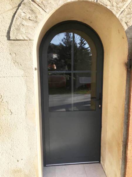 Faire poser une porte-fenêtre cintrée en aluminium Grand Sud Habitat à Marseille