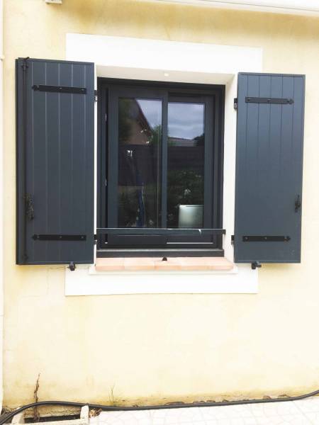 Volets battants en aluminium isolés sur mesure couleur gris anthracite posé sur Marseille par Grand Sud Habitat