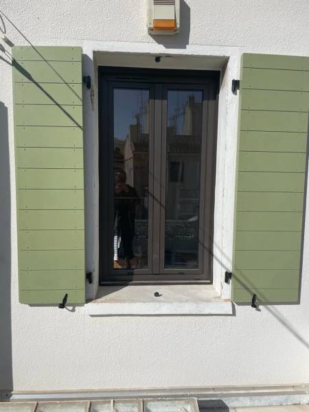 Quelle est la différence entre des volets battants et des volets roulants ?