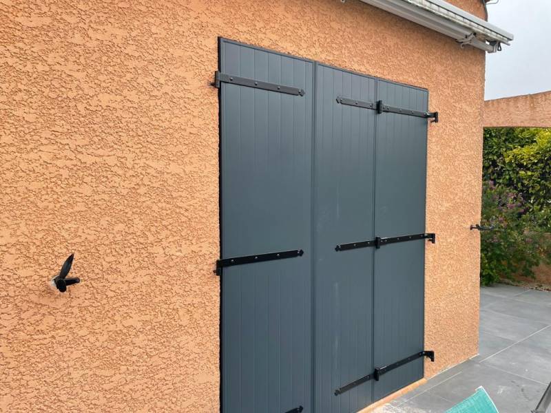 Volets battants gris bleu pour une maison à la façade provençale à Marseille 13008