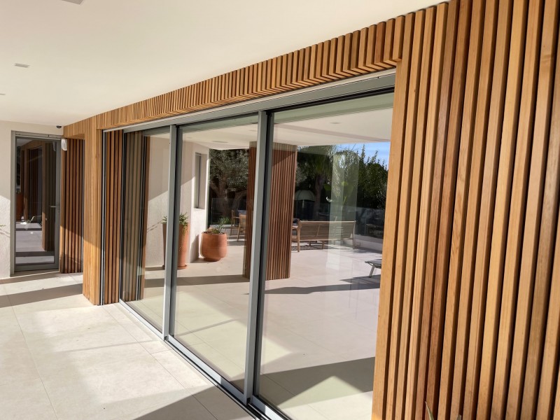 Grande hauteur de baie vitrée coulissante en aluminium de marque TECHNAL avec profil minimaliste à Marseille 13007 Endoume