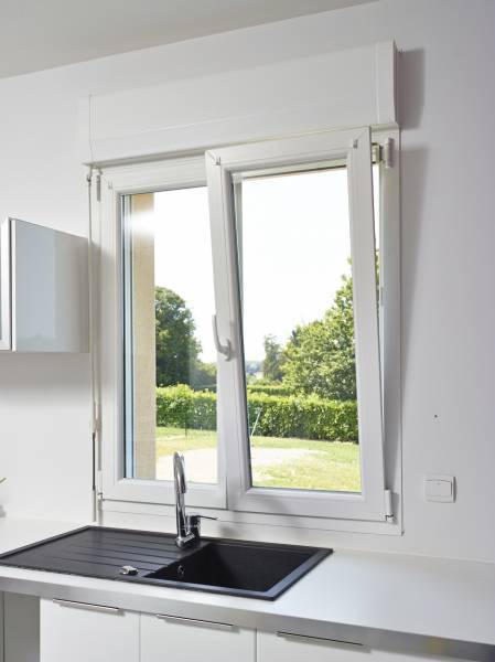 Quels sont les avantages d'une fenêtres oscillo battante avec Grand Sud Habitat à Marseille ?