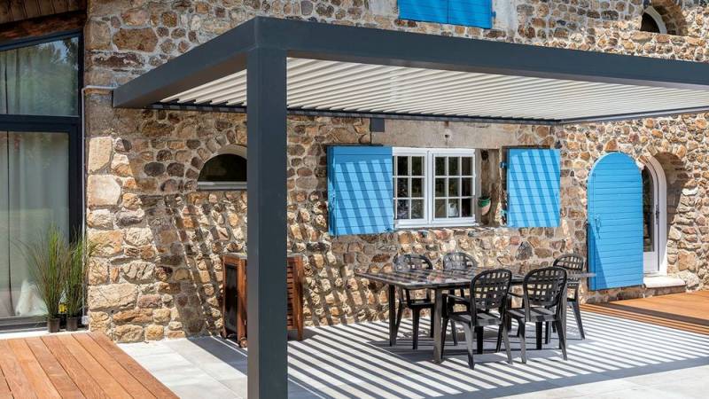 Quels sont les avantages d'une pergola bioclimatique à lames orientables ?