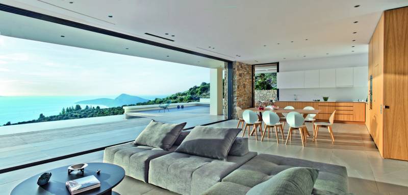 Installation de baie coulissante en aluminium à galandage de marque SCHUCO par Grand Sud Habitat à Marseille 13007 La Corniche