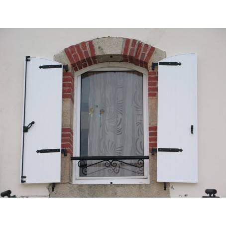 Volets battants en PVC à lames verticales sur mesure et au meilleur prix à Marseille proposé par votre spécialiste Grand Sud Habitat